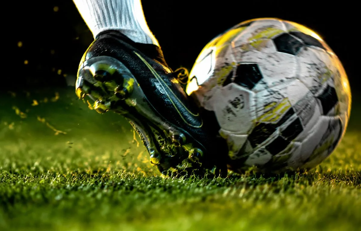 Voetbalschoen raakt de bal op kunstgras